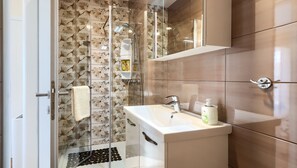 Shower, hair dryer, towels