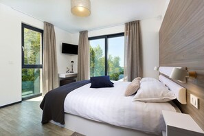 6 bedrooms, iron/ironing board, free WiFi, bed sheets