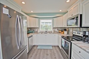 コーヒー / ティーメーカー、ダイニングテーブル