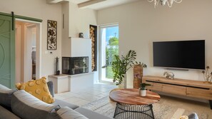 Televisie en een open haard