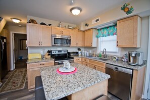 Kjøleskap, mikrobølgeovn, oppvaskmaskin og kaffetrakter/tekoker