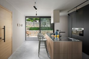 Frigorifero, microonde, forno, lavastoviglie