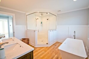 Hair dryer, towels - Triquetra (Sea, Sky, Land), Oceanfront House in Emerald Isle, NC! (Emerald Isle)