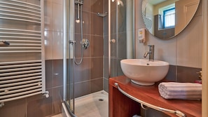 Dusche, Haartrockner, Handtücher
