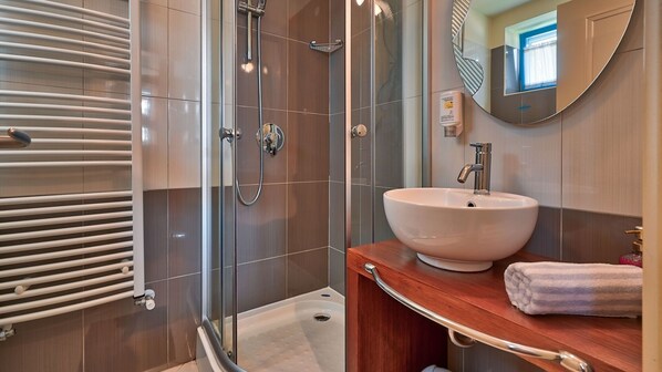 Shower, hair dryer, towels - Villa Simone by Villas Guide (Porec)