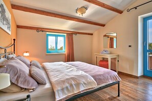 4 bedrooms, iron/ironing board, free WiFi, bed sheets