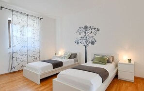 4 bedrooms, iron/ironing board, free WiFi, bed sheets