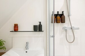Douche, serviettes fournies, savon, shampoing