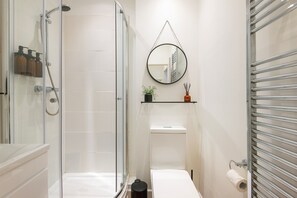 Doccia, asciugamani, sapone, shampoo