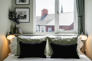 2 bedrooms, desk, iron/ironing board, free WiFi - Urban Oasis by Keystone (Newport)