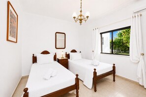 3 bedrooms, iron/ironing board, WiFi, bed sheets