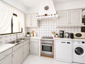 Coffee/tea maker, fridge, microwave, oven