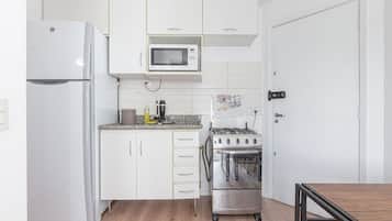 Geladeira, micro-ondas, fogão, talheres/pratos/utensílios de cozinha