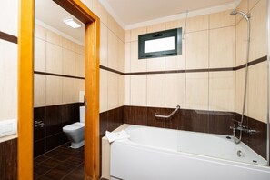 Ducha, secador de pelo y toallas