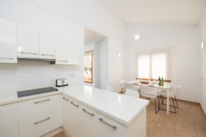 Réfrigérateur, micro-ondes, four, lave-vaisselle