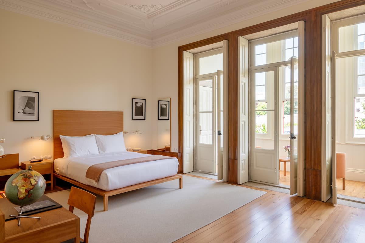 Roupas de cama premium, frigobar (abastecido com itens grátis)