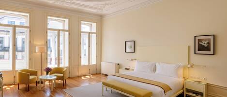 Deluxe Double Room, Balcony, City View | Peralatan tempat tidur premium, bar mini percuma, peti besi dalam bilik