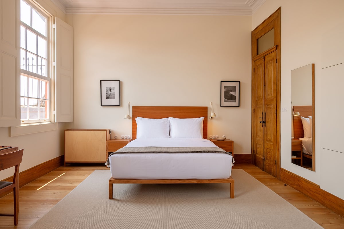 Quarto casal premium | Roupas de cama premium, frigobar (abastecido com itens grátis)