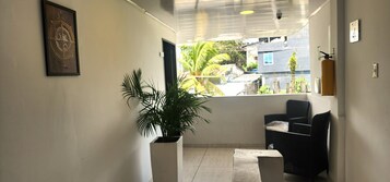 Smart TV 40 pollici con canali via cavo, Netflix, film pay-per-view