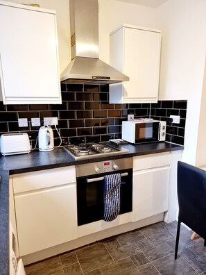 冷蔵庫、電子レンジ、オーブン、コンロ