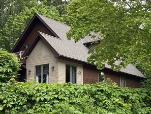 Exterior - GEORGIAN BAY RETREAT-Stone Fireplace-Hot Tub- Dock- No Cleaning Fee! (Wiarton)