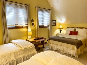 3 bedrooms, WiFi, bed sheets - GEORGIAN BAY RETREAT-Stone Fireplace-Hot Tub- Dock- No Cleaning Fee! (Wiarton)