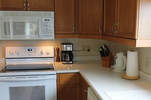 Private kitchen - GEORGIAN BAY RETREAT-Stone Fireplace-Hot Tub- Dock- No Cleaning Fee! (Wiarton)