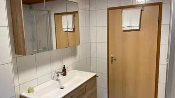 Assecador de cabells, tovalloles, sabó i paper higiènic