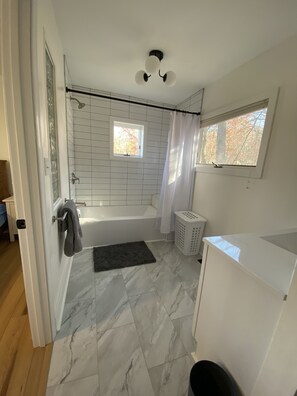 Shower, hair dryer, towels, soap - Beautiful Lakehouse, private dock, fast WiFi near Harpers Ferry  (Harpers Ferry)