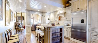 Serene & sun-filled mountain retreat with balcony, fireplace, & amazing views