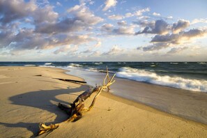 På stranden