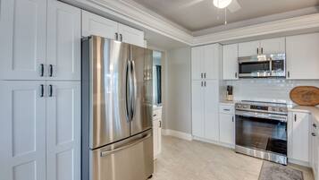 冰箱、微波炉、烤箱、炉灶