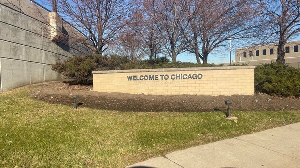 Property grounds - Great 3 bedroom walking distance from MDW airport (Chicago)