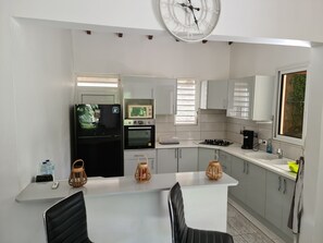 Kylskåp, mikrovågsugn, ugn och diskmaskin