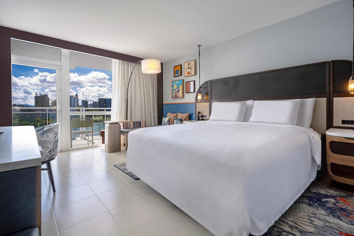 Phòng, 1 giường cỡ king, ban công (Water View) | Két bảo mật tại phòng, bàn, khu vực làm việc phù hợp cho laptop 