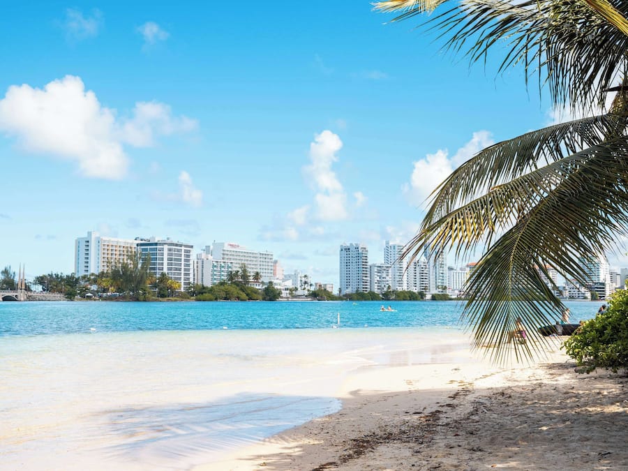 Una spiaggia nelle vicinanze, teli da spiaggia, kayak
