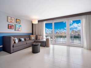 Suite – junior, 1 kingsize-seng, utsikt mot bukt | Oppholdsområde | En 55-tommers Flatskjerm-TV med Parabol-TV