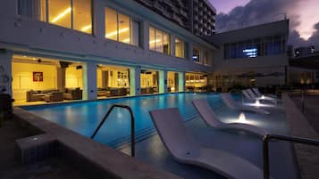 Piscine extérieure, parasols de plage, chaises longues