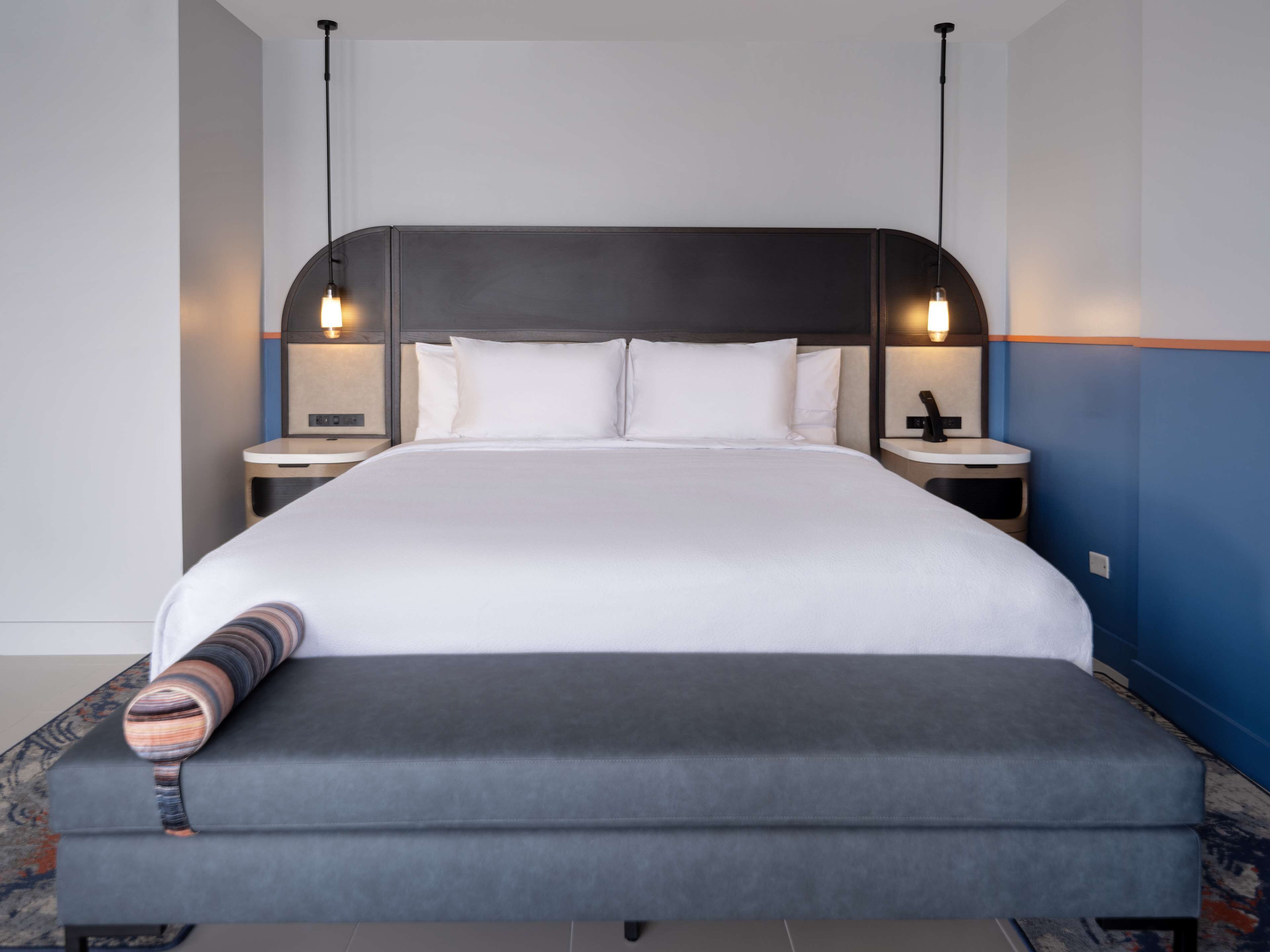 Zimmersafe, Schreibtisch, laptopgeeigneter Arbeitsplatz