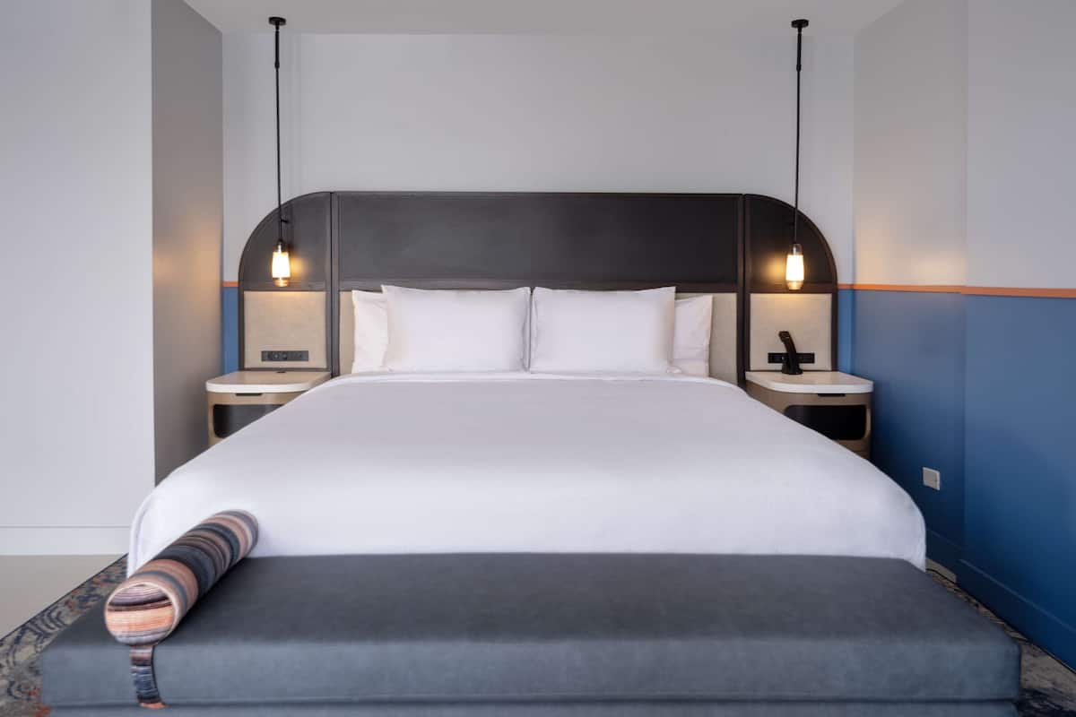 Zimmersafe, Schreibtisch, laptopgeeigneter Arbeitsplatz