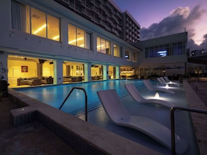 Outdoor pool, pool umbrellas, sun loungers - Hilton Garden Inn San Juan Condado (San Juan)
