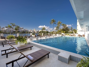 Pool amenities at Hilton Garden Inn San Juan Condado