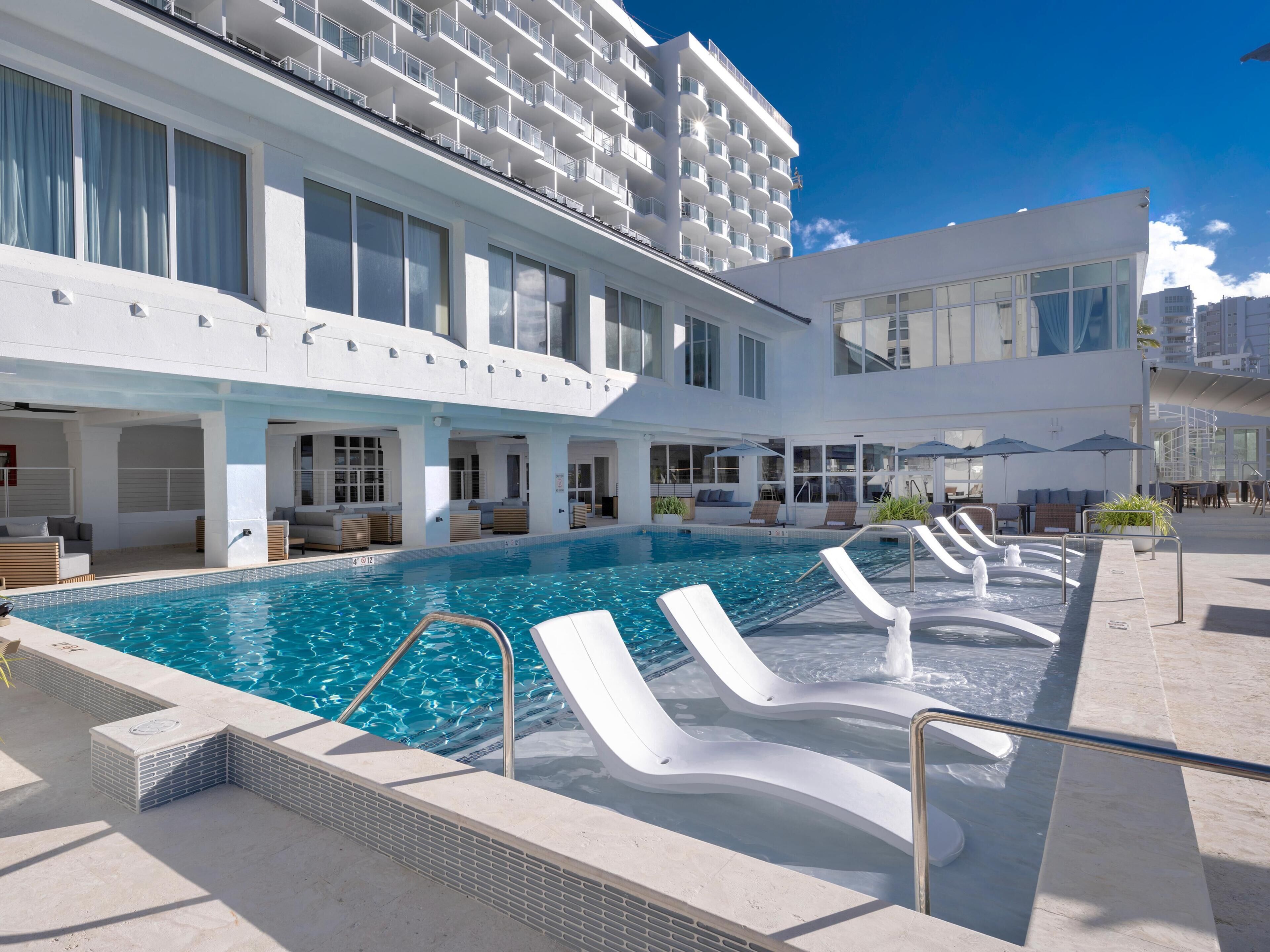 Außenpool, Sonnenschirme, Liegestühle