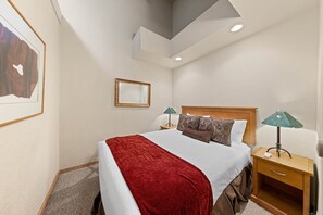 Tabla de planchar con plancha, wifi gratis y ropa de cama 