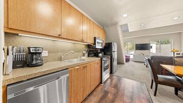 Jääkaappi, mikroaaltouuni, uuni, liesi