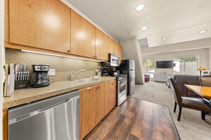 Kylskåp, mikrovågsugn, ugn och spishäll