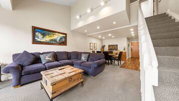 Televisio, DVD-soitin, pöytätennispöytä