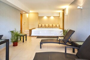 Un sauna, baño turco, masajes con piedras calientes