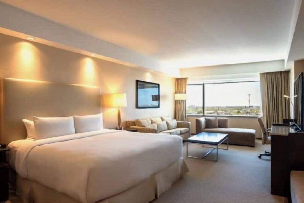 Luxe beddengoed, donsdekens, een minibar, een kluis op de kamer