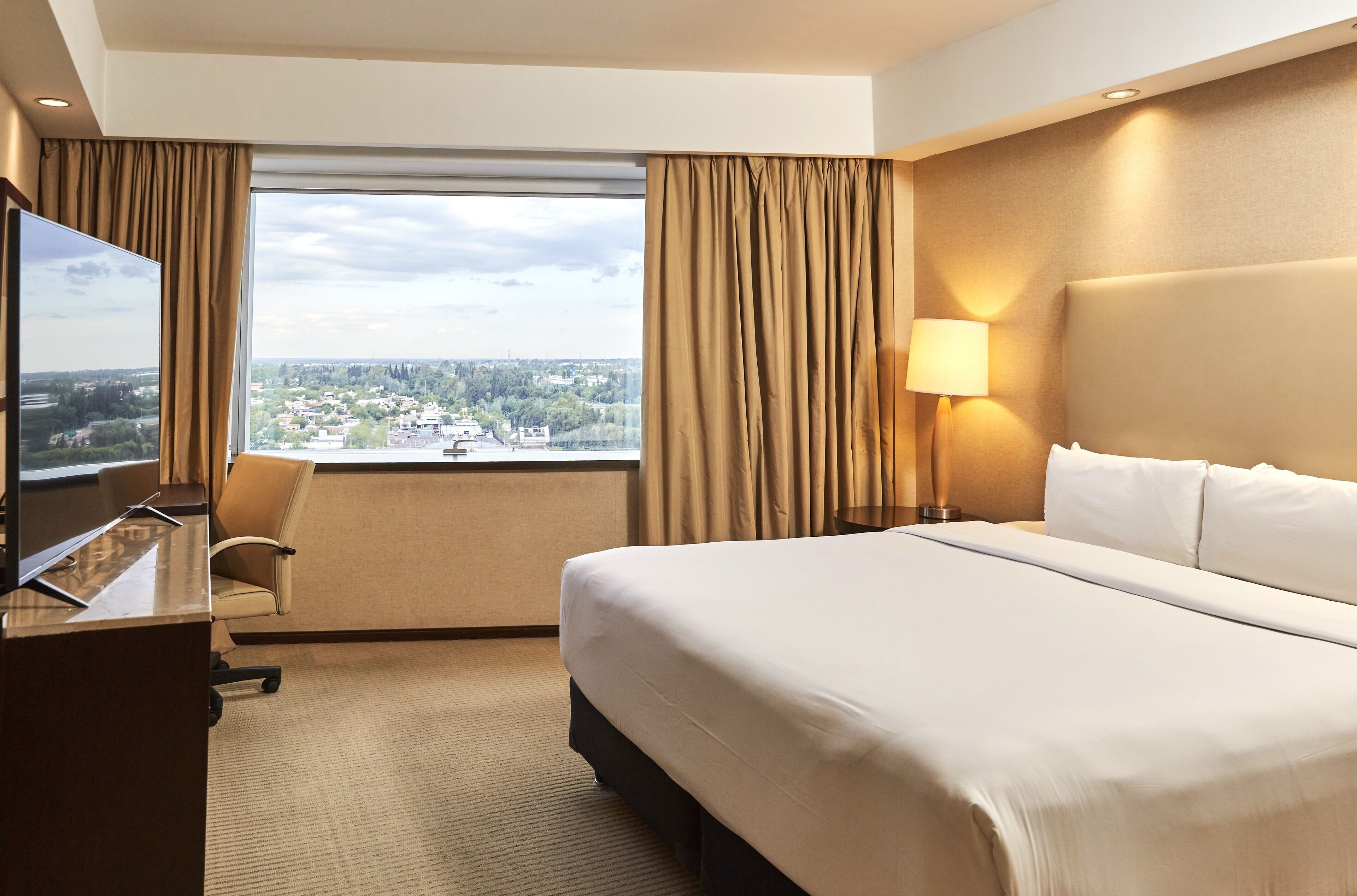 Rom, 1 kingsize-seng | Sengetøy av topp kvalitet, dundyner, minibar og safe på rommet